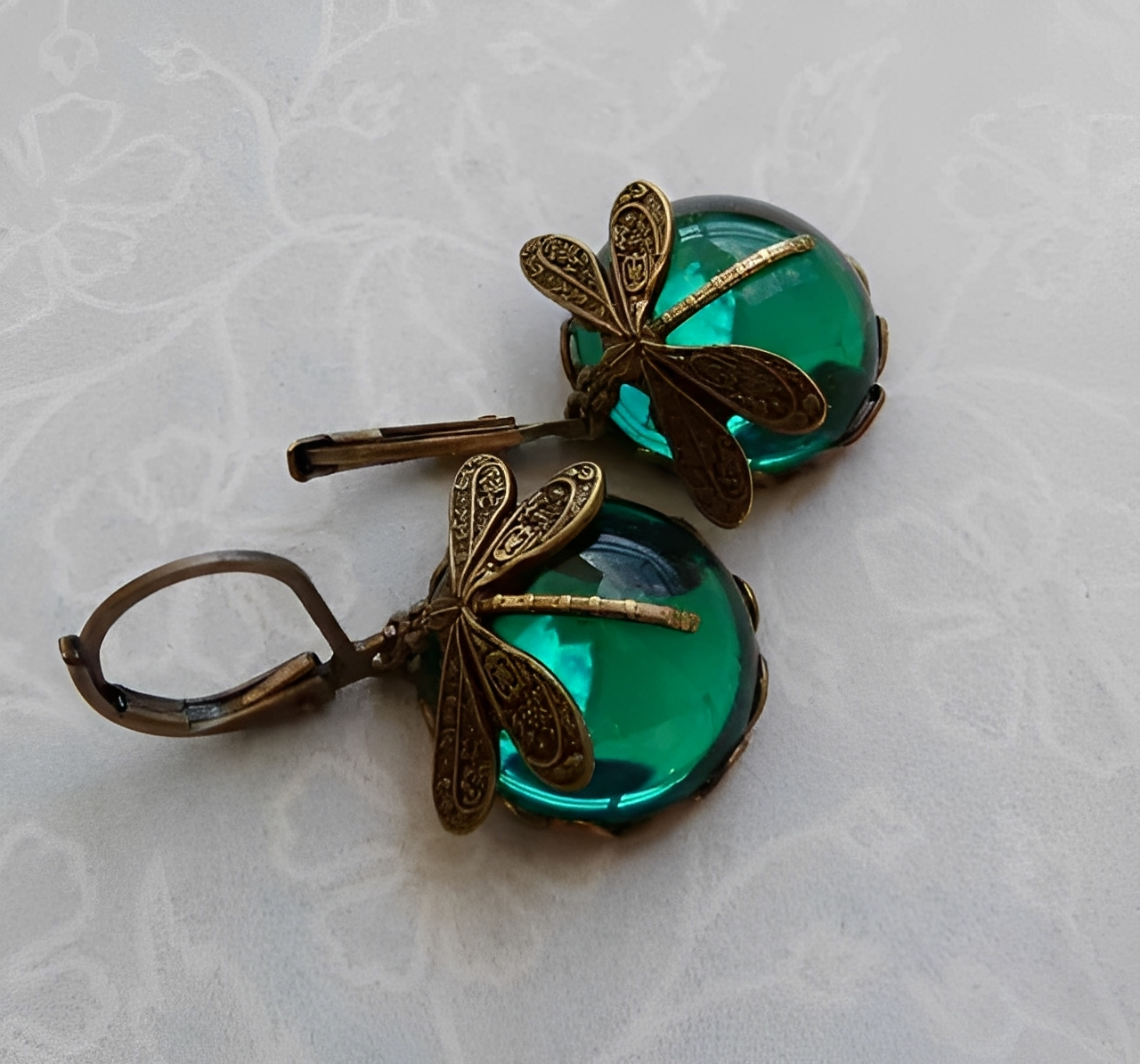Elandra – Boucles d'oreilles en forme de libellule sphérique en or ancien