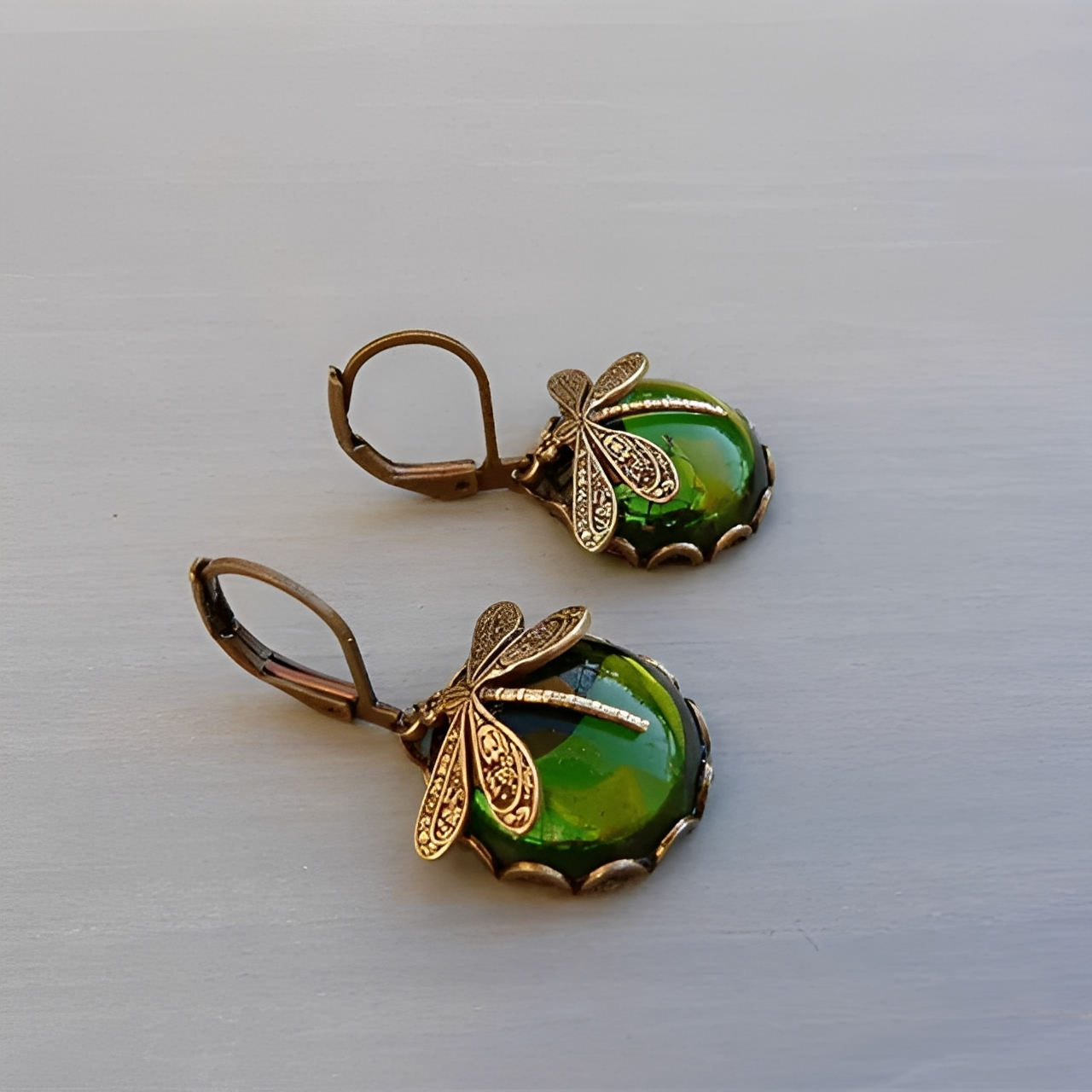 Elandra – Boucles d'oreilles en forme de libellule sphérique en or ancien