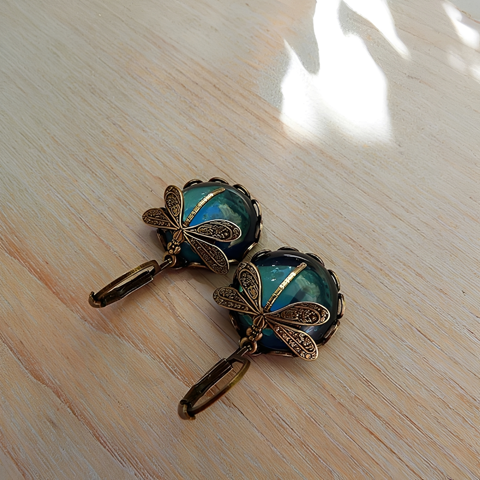 Elandra – Boucles d'oreilles en forme de libellule sphérique en or ancien