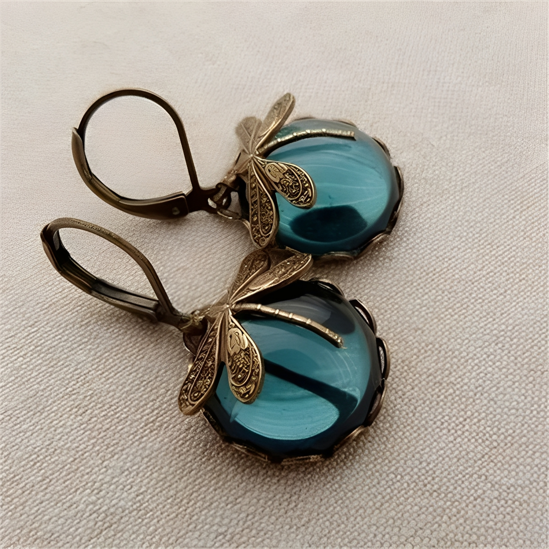 Elandra – Boucles d'oreilles en forme de libellule sphérique en or ancien