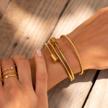 Angie – Bracelet avec design tordu en or