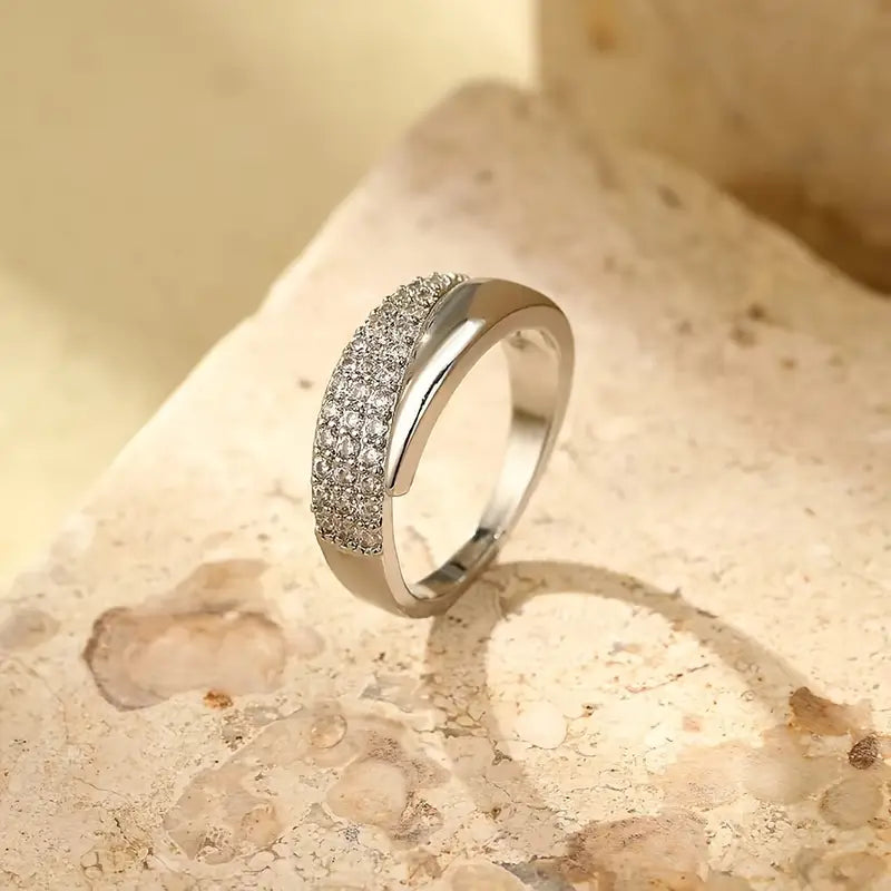 Emiko – Bague en or jaune avec pierres brillantes