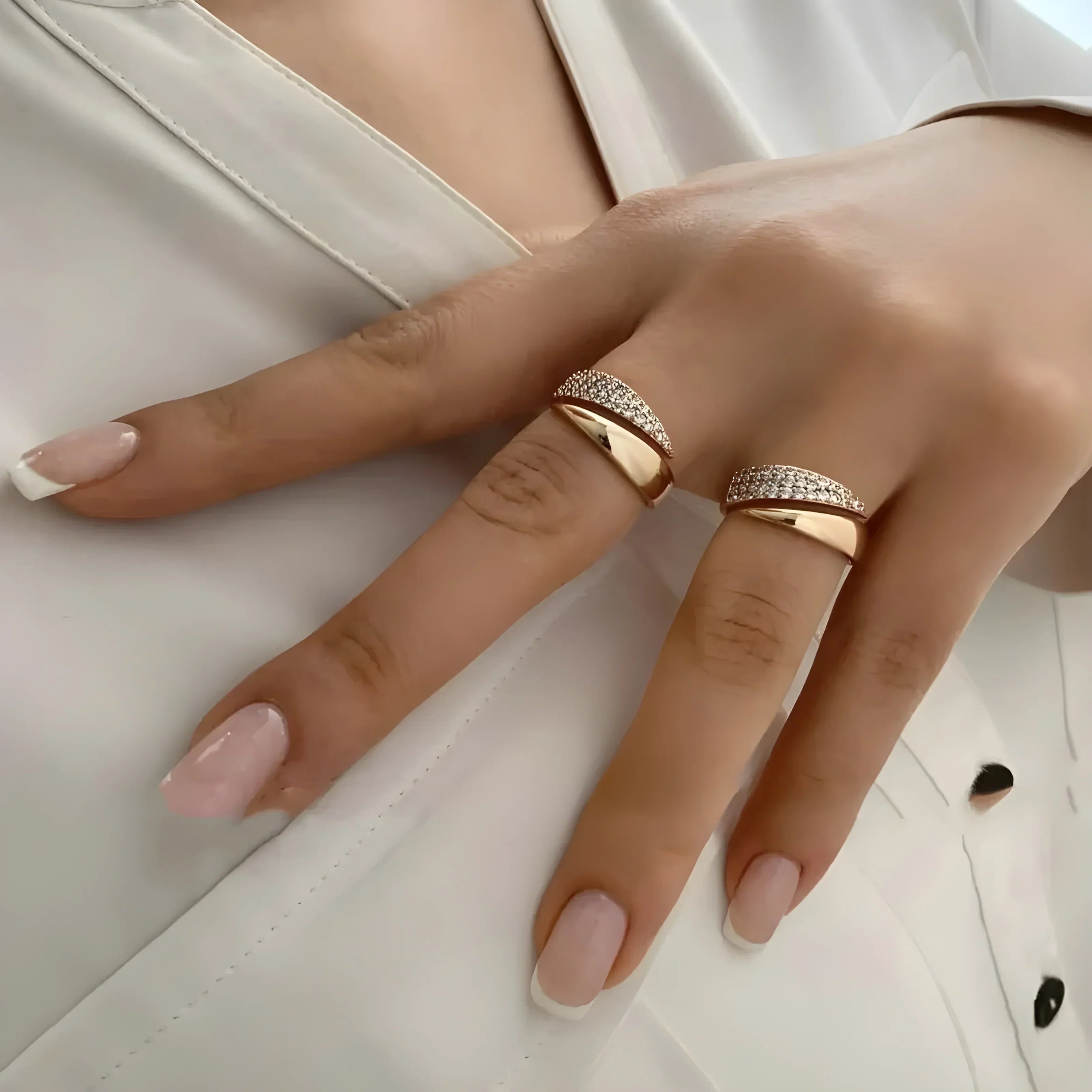 Emiko – Bague en or jaune avec pierres brillantes