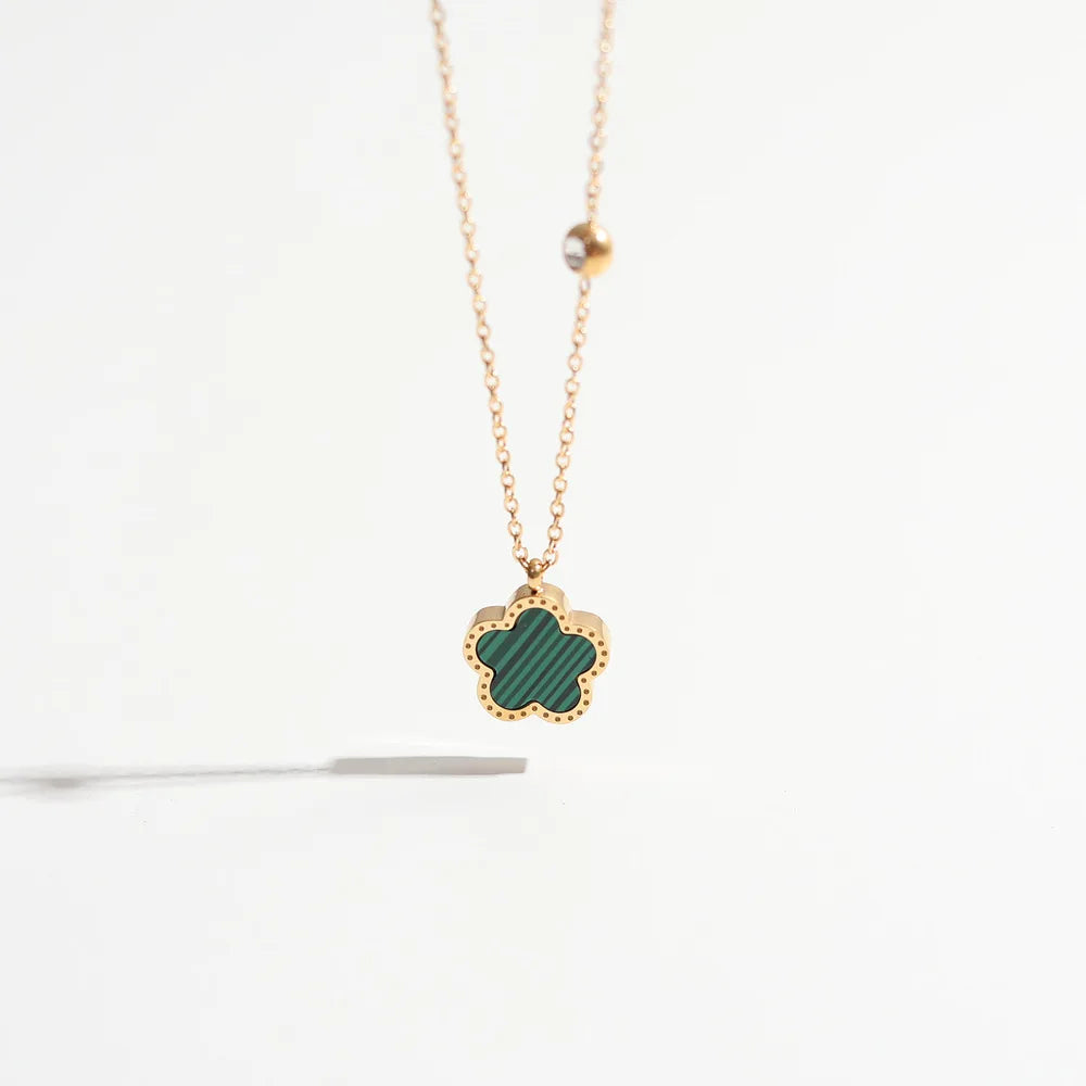 Trèfle à cinq feuilles - Collier de fleurs de trèfle