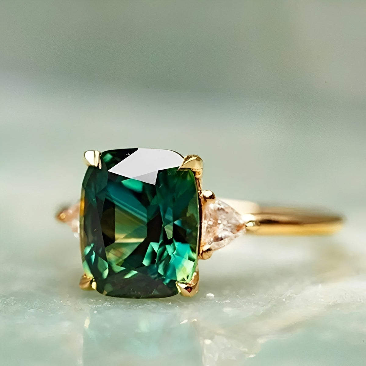 Aveline – Bague en émeraude carrée et élégante verte