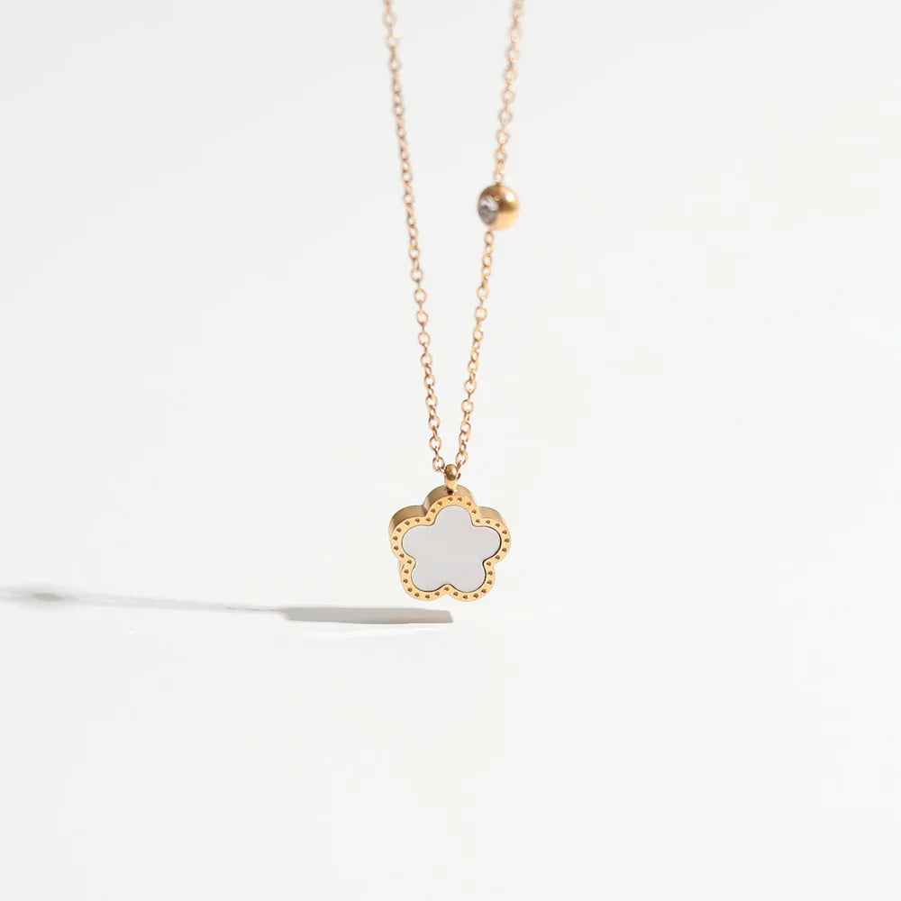 Trèfle à cinq feuilles - Collier de fleurs de trèfle