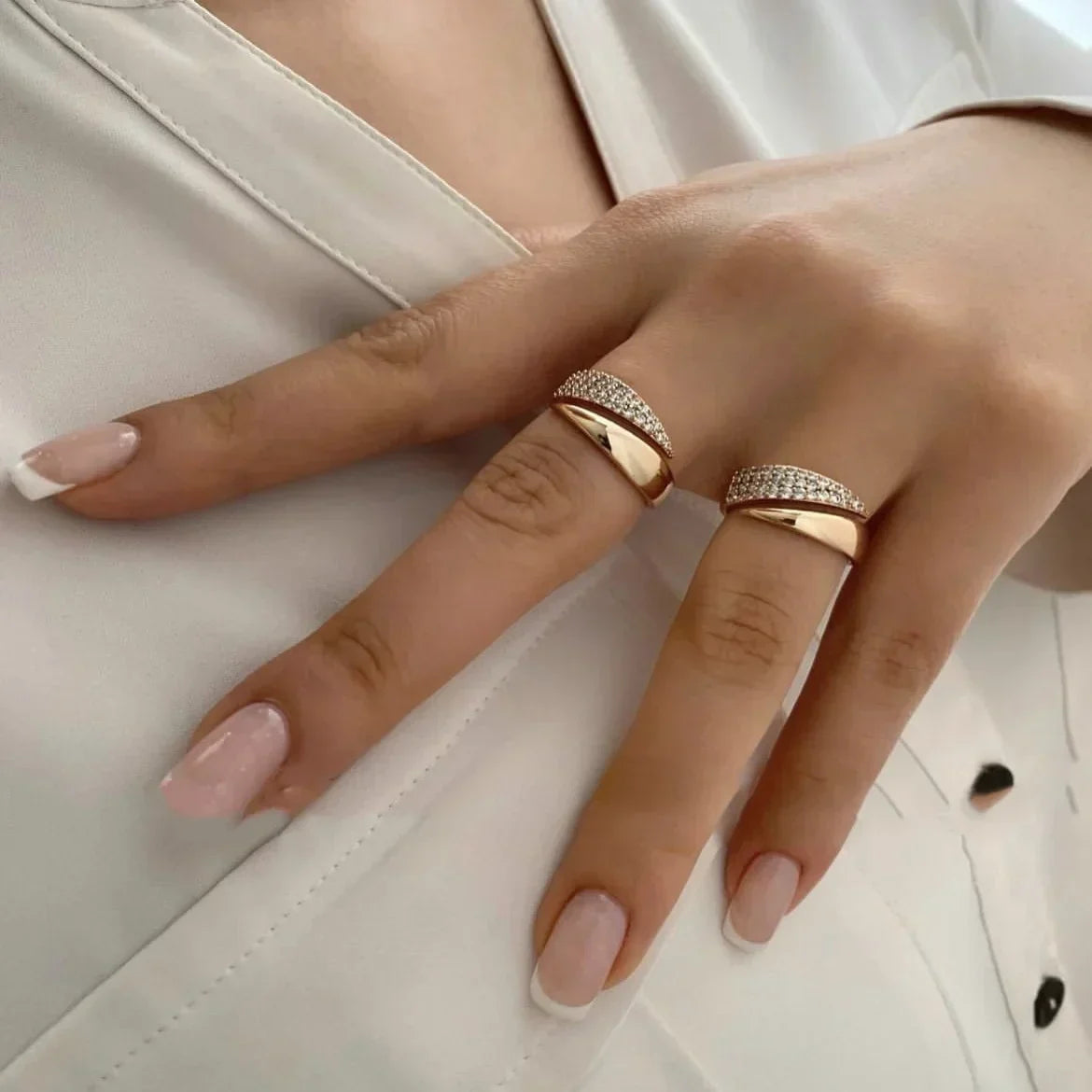 Irina – Bague courbée dorée 18K