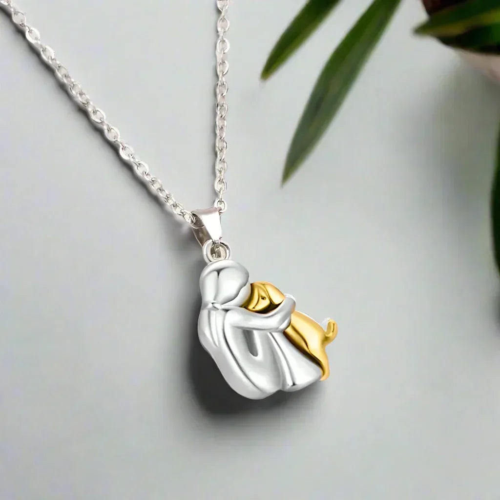 Luz – Collier avec pendentif d'étreinte
