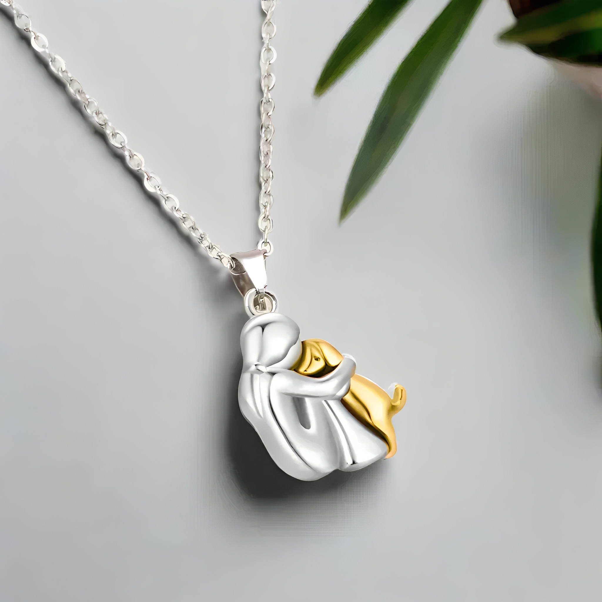 Miwa – Collier avec petite fille et chien en étreinte