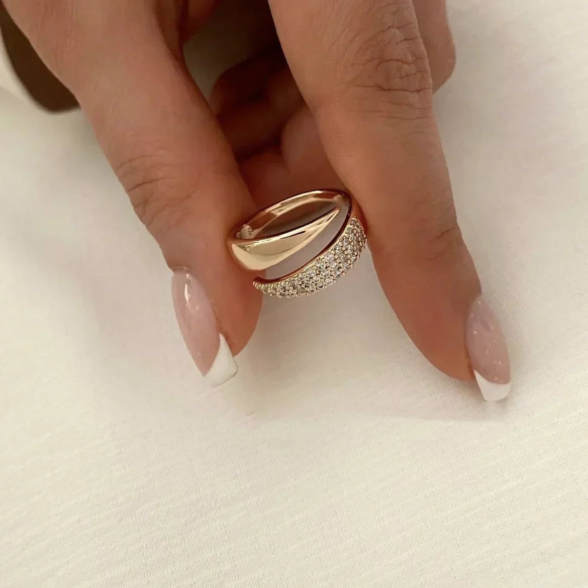 Irina – Bague courbée dorée 18K
