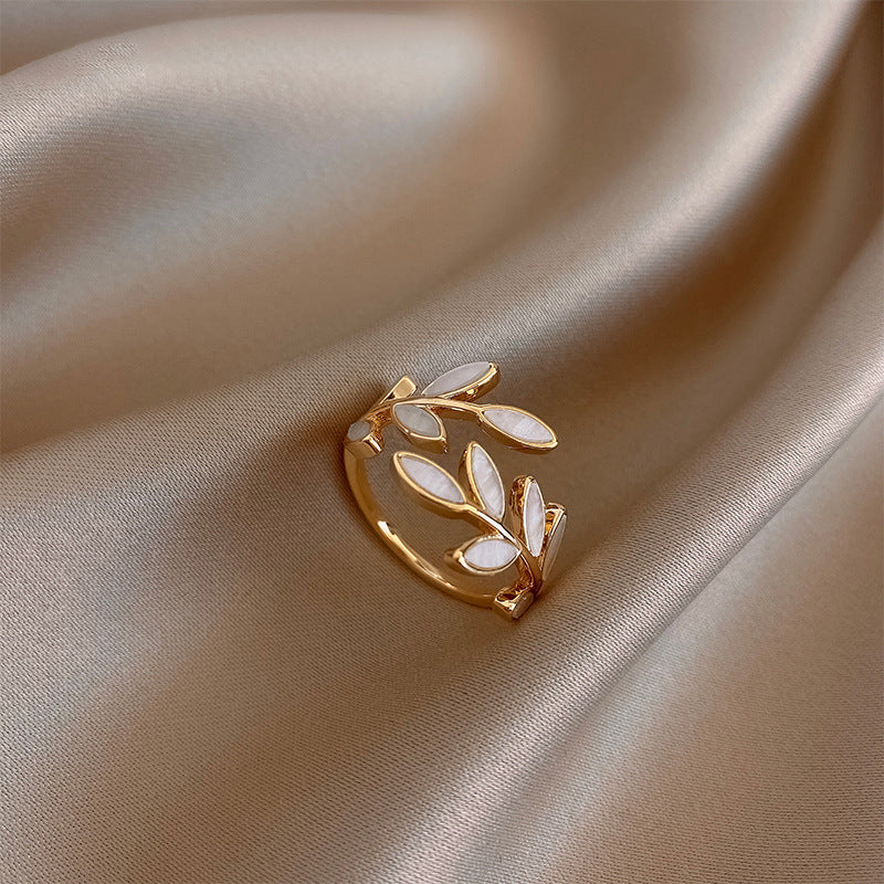 Auriane – Bague dorée feuille et opale blanche