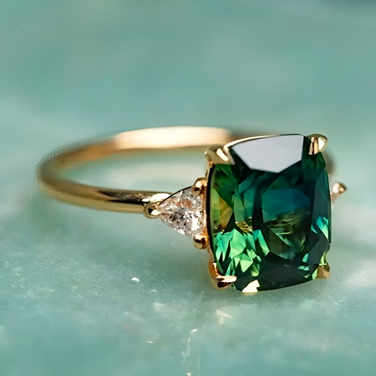 Aveline – Bague en émeraude carrée et élégante verte