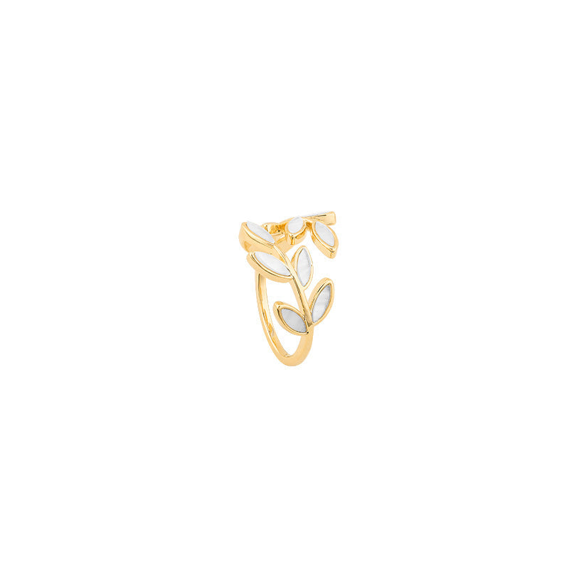 Auriane – Bague dorée feuille et opale blanche