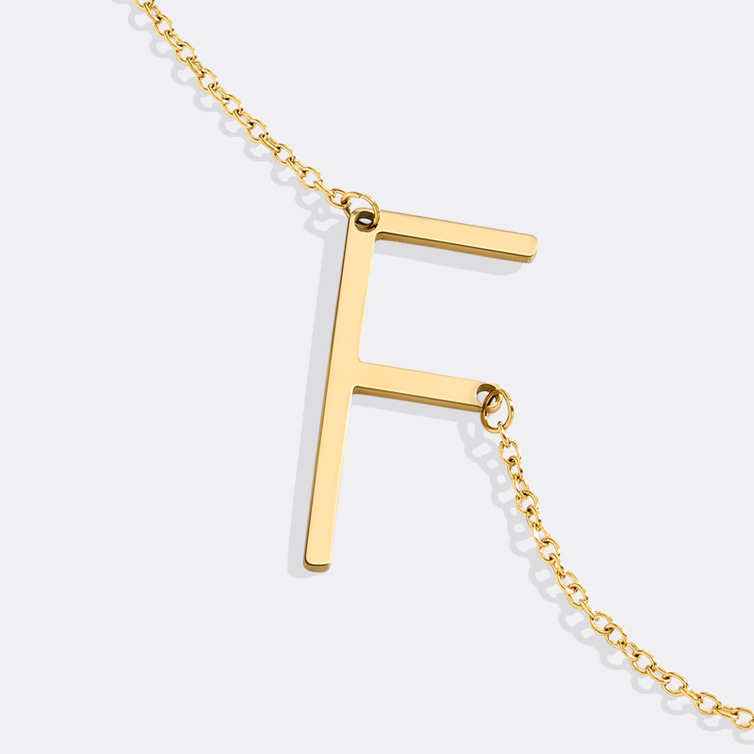 Inez – Collier avec initiale déclarative