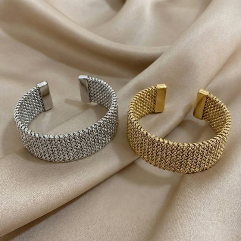 Raya – Bracelet en acier titane avec câble gravé