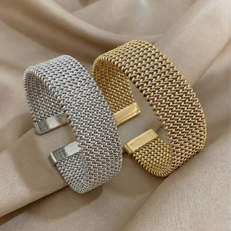 Raya – Bracelet en acier titane avec câble gravé