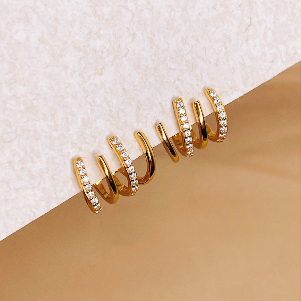 Boucles d'oreilles Huggie en zircon à quatre pointes