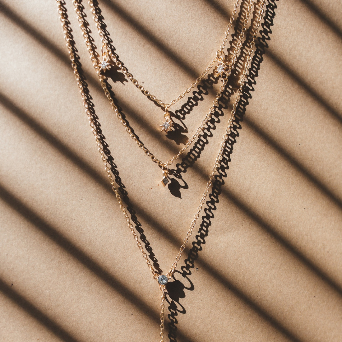 Collier à couches avec charms d'étoile boho