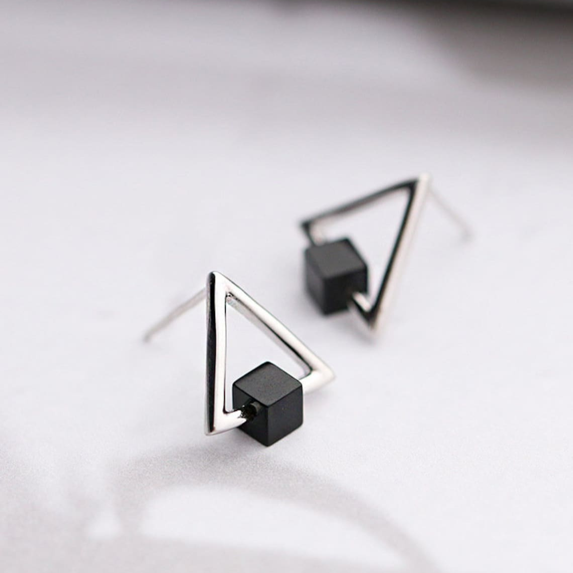 Triangle géométrique - Boucles d'oreilles en cubes noirs