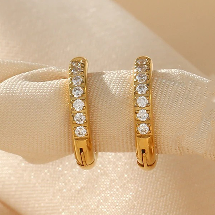 Jane – Boucles d'oreilles huggie avec zirconiums en or