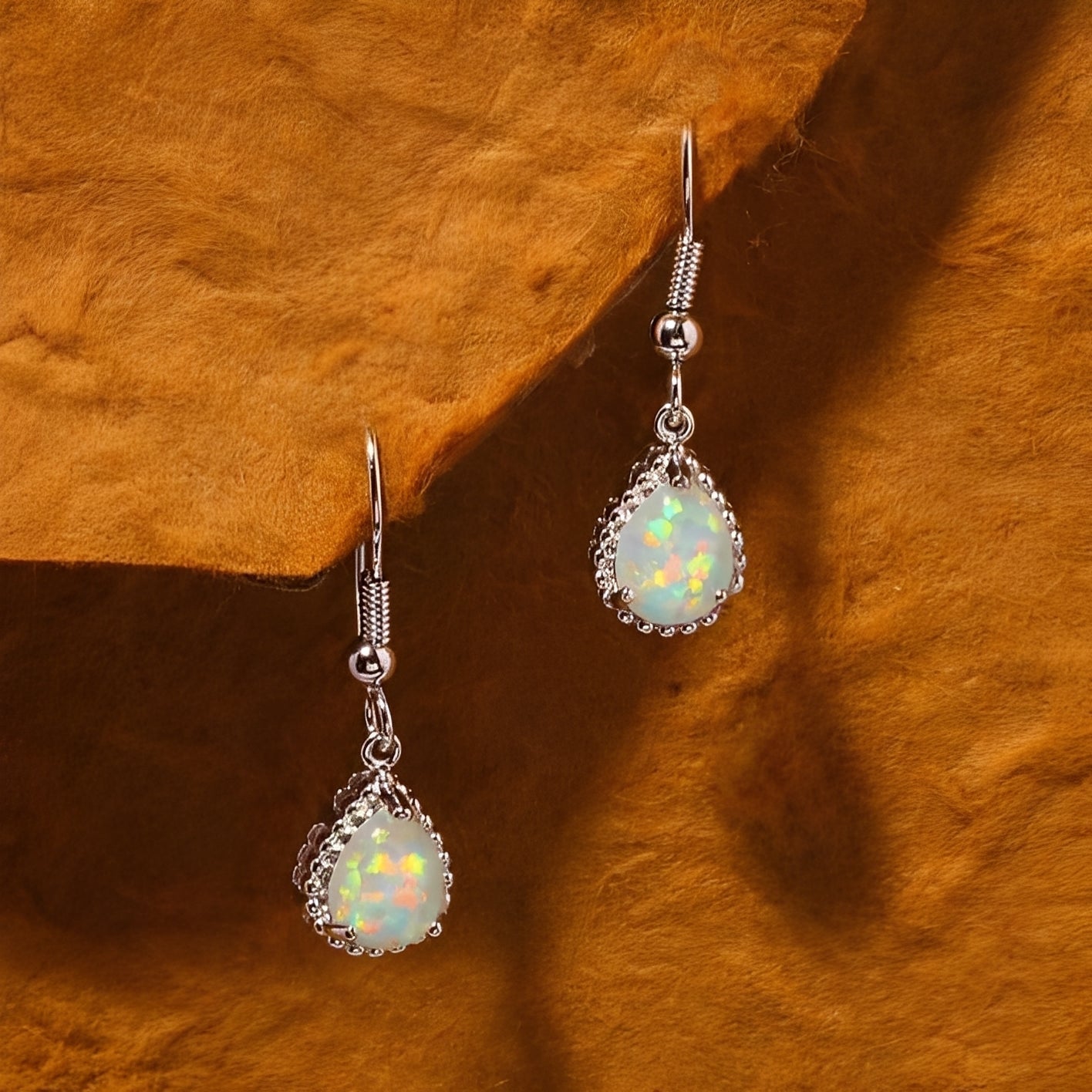 Emeline – Boucles d'oreilles pendantes en argent et opale de feu blanc