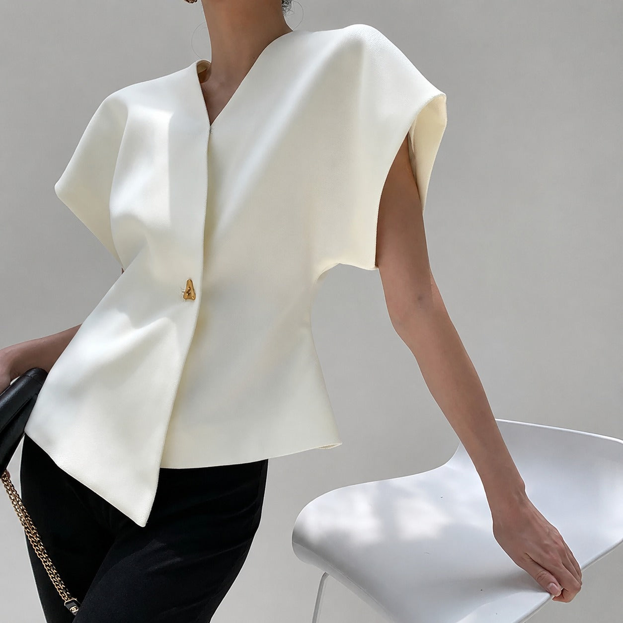 Leonie - Blouse avec col en V et fermeture à boutons