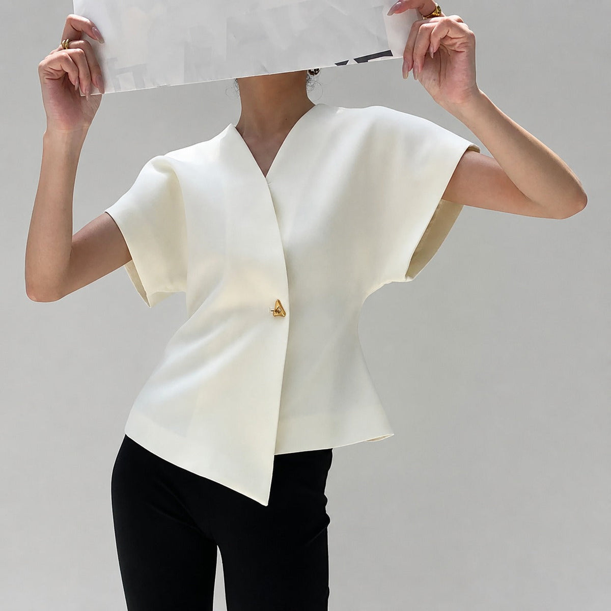 Leonie - Blouse avec col en V et fermeture à boutons