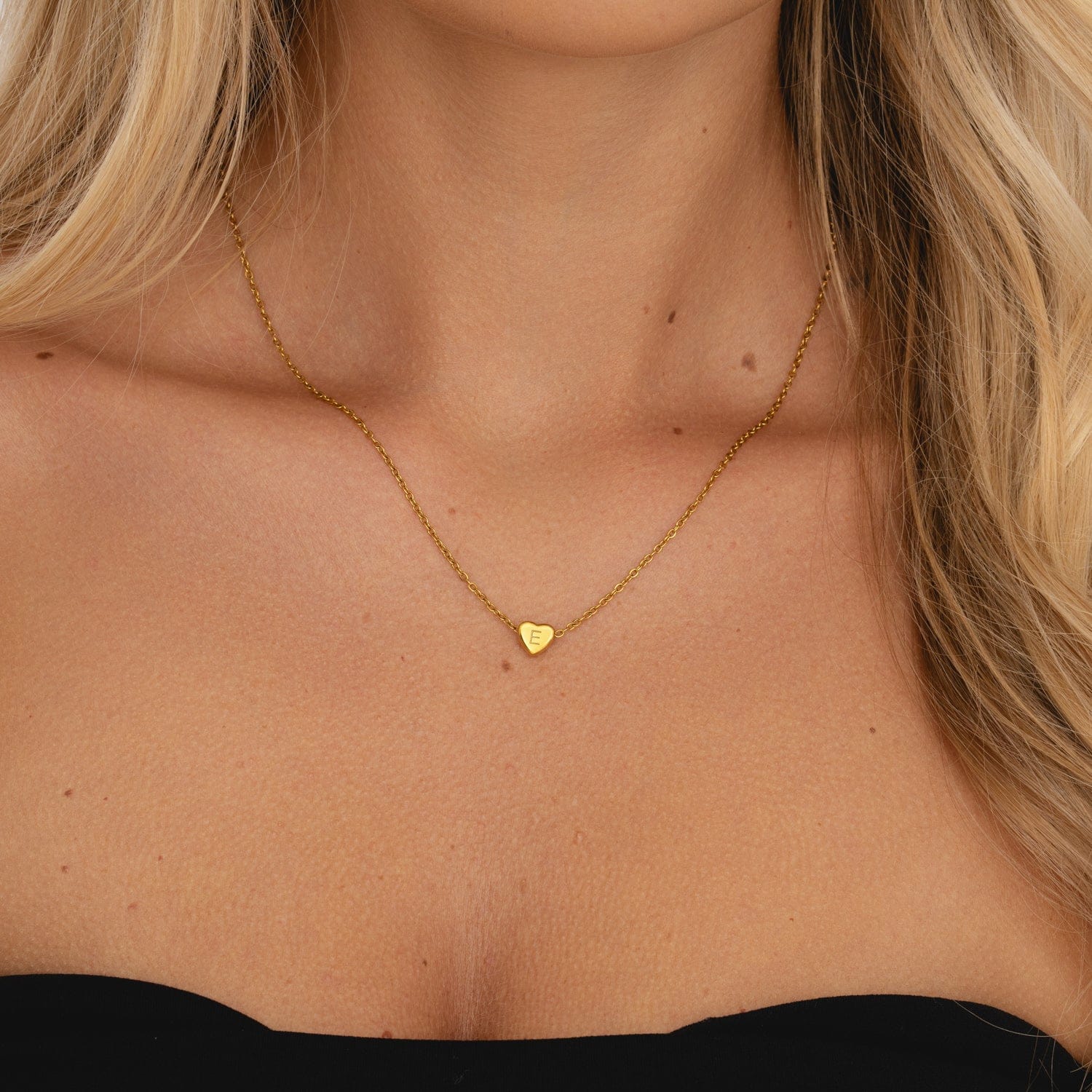 Amora – Collier avec Initiales en Forme de Cœur Plaqué Or