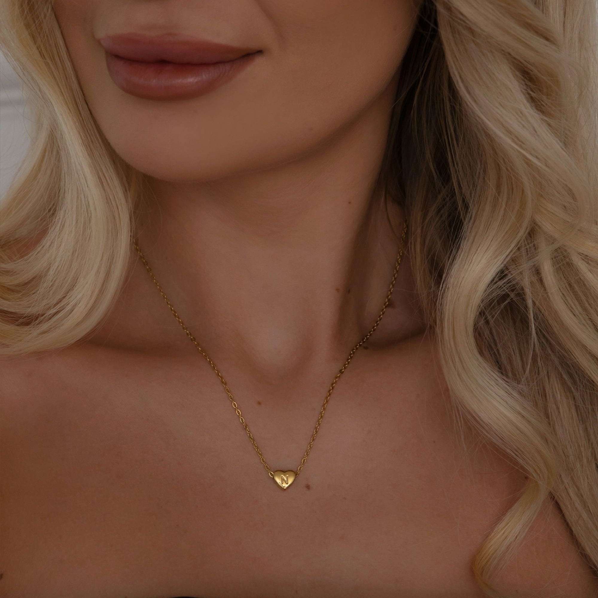 Amora – Collier avec Initiales en Forme de Cœur Plaqué Or