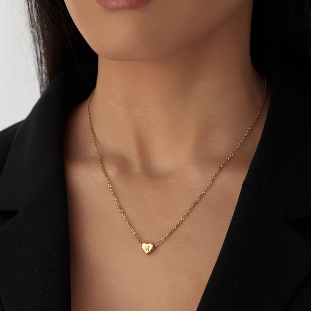 Amora – Collier avec Initiales en Forme de Cœur Plaqué Or