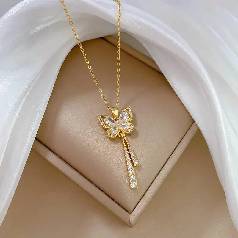 Avie – Collier brillant de papillon en diamants