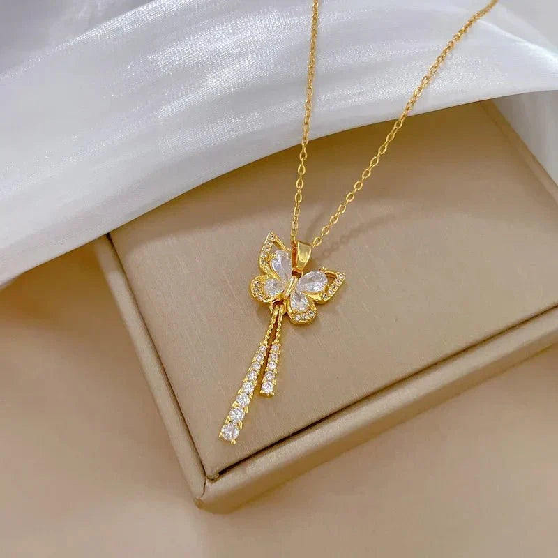 Avie – Collier brillant de papillon en diamants