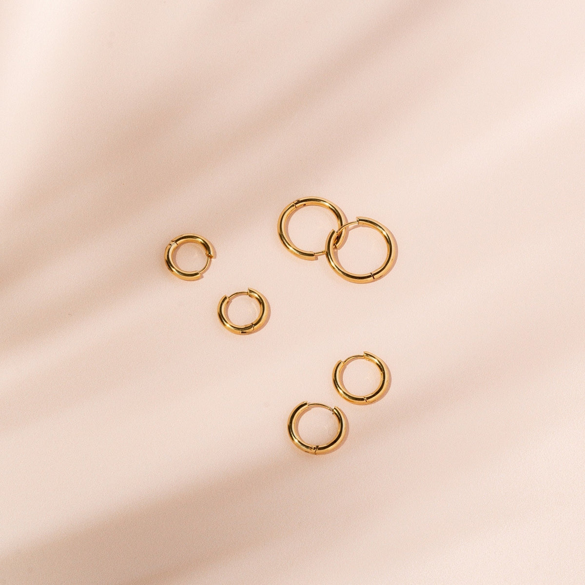 Clara – Boucles d'oreilles classiques dorées étanches