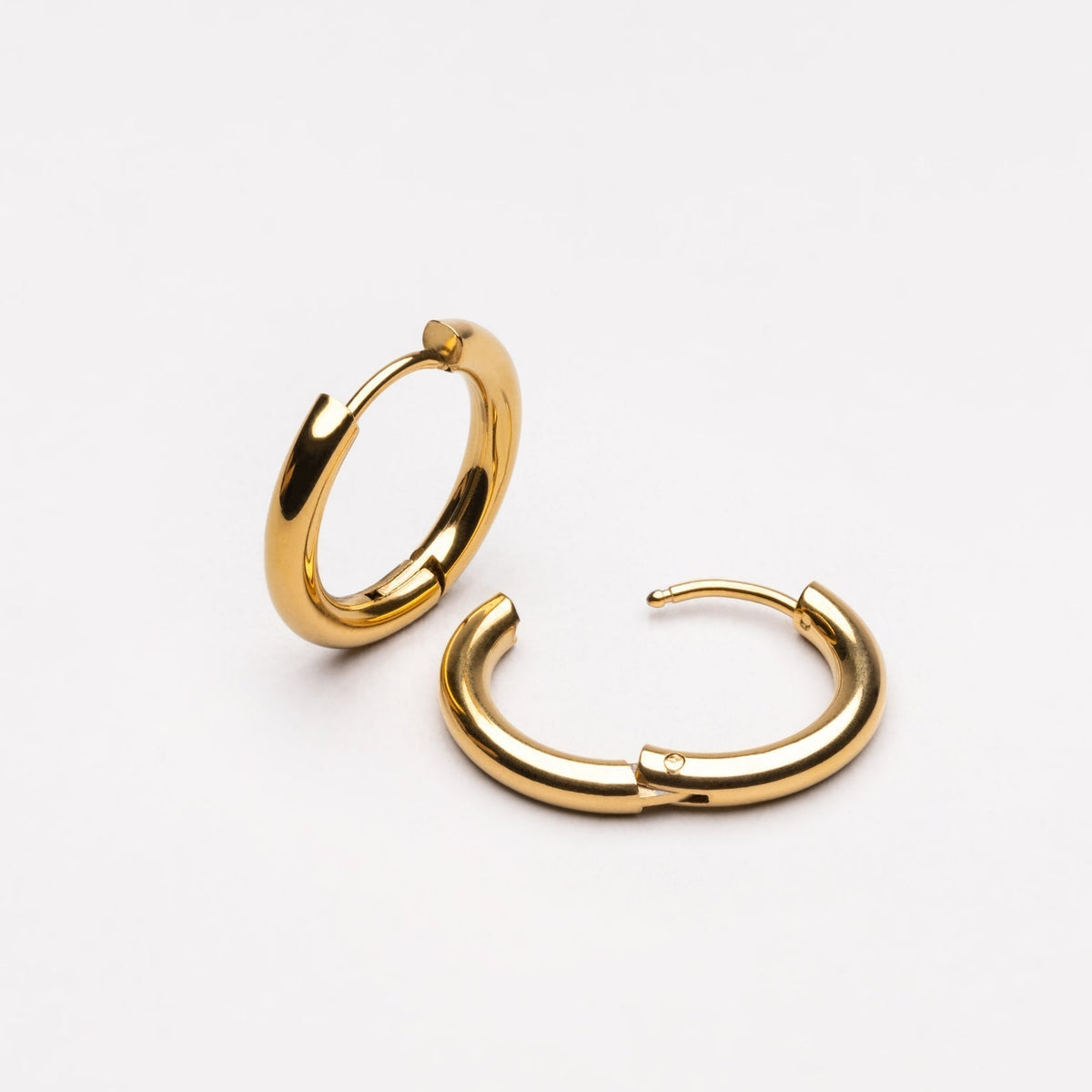 Clara – Boucles d'oreilles classiques dorées étanches