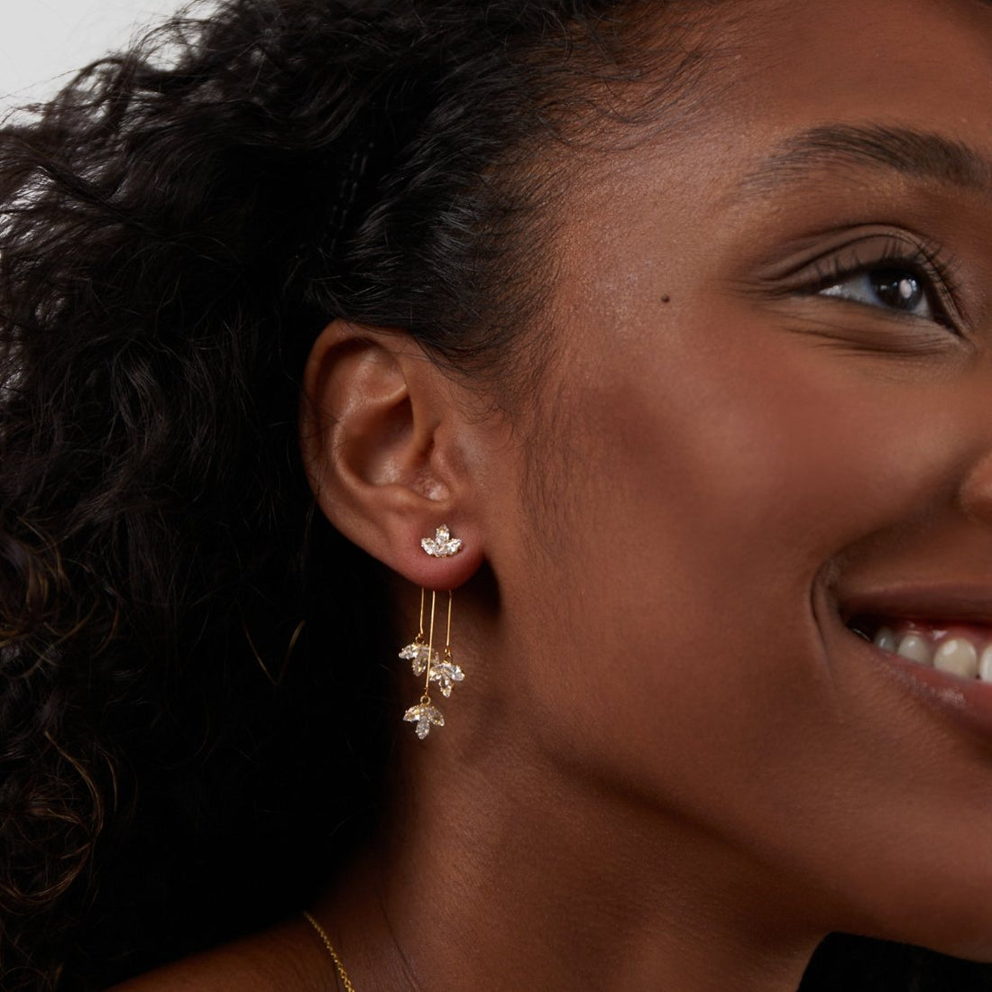 Maia - Boucles d'oreilles en forme de lotus avec cascade