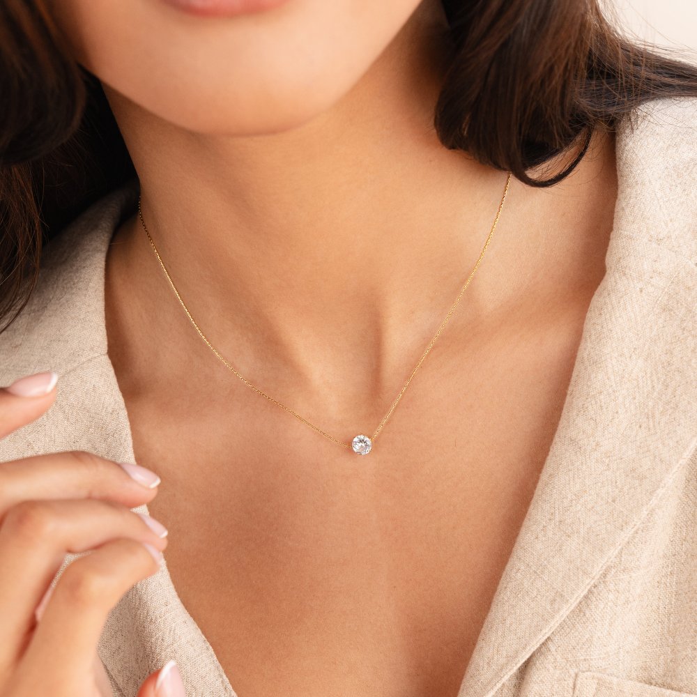 Amaris – collier doré avec cristal rond élégant