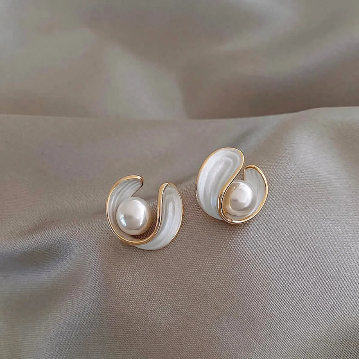 Alina – Boucles d'oreilles luxueuses en opale blanche, perle et or