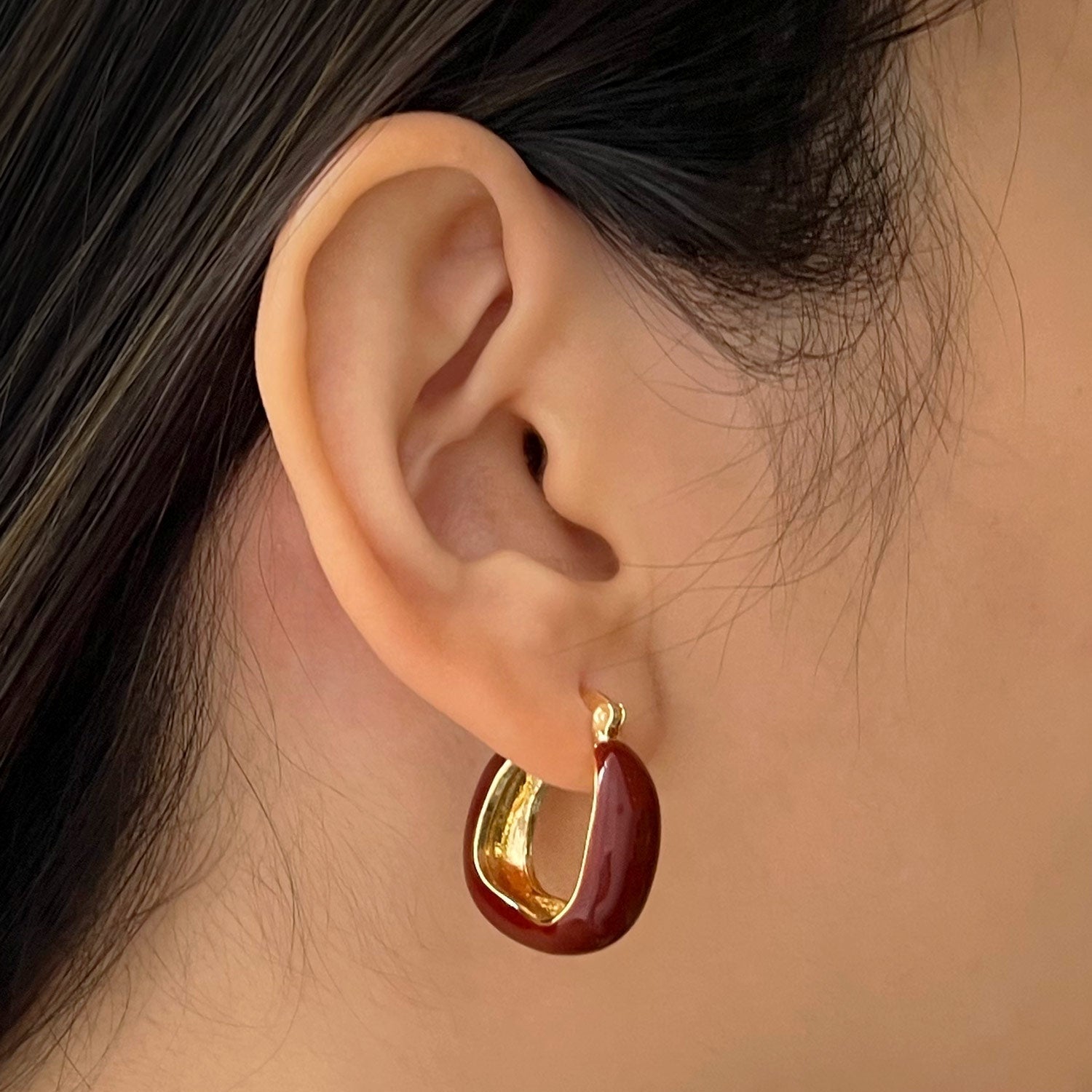 Boucles d'oreilles en émail rouge vin élégantes