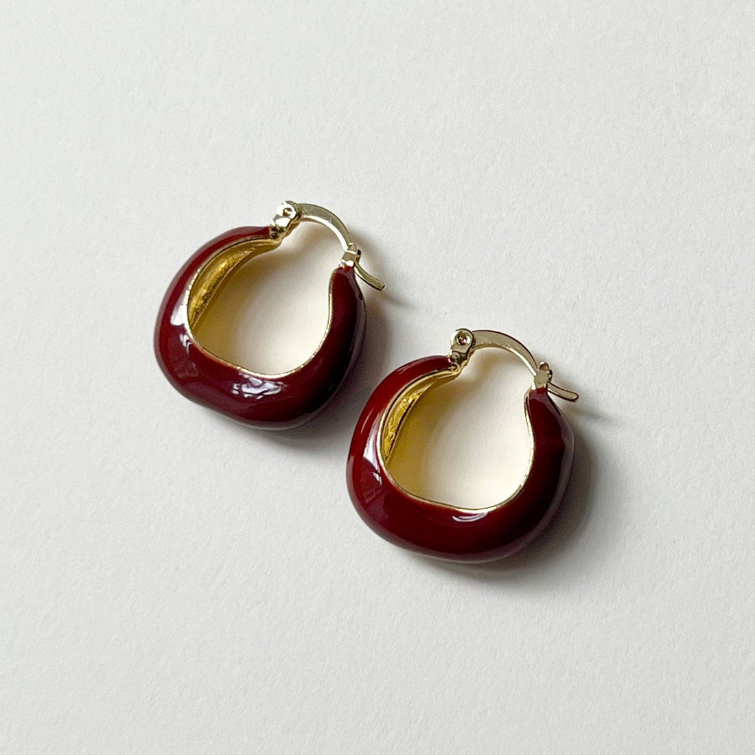 Boucles d'oreilles en émail rouge vin élégantes