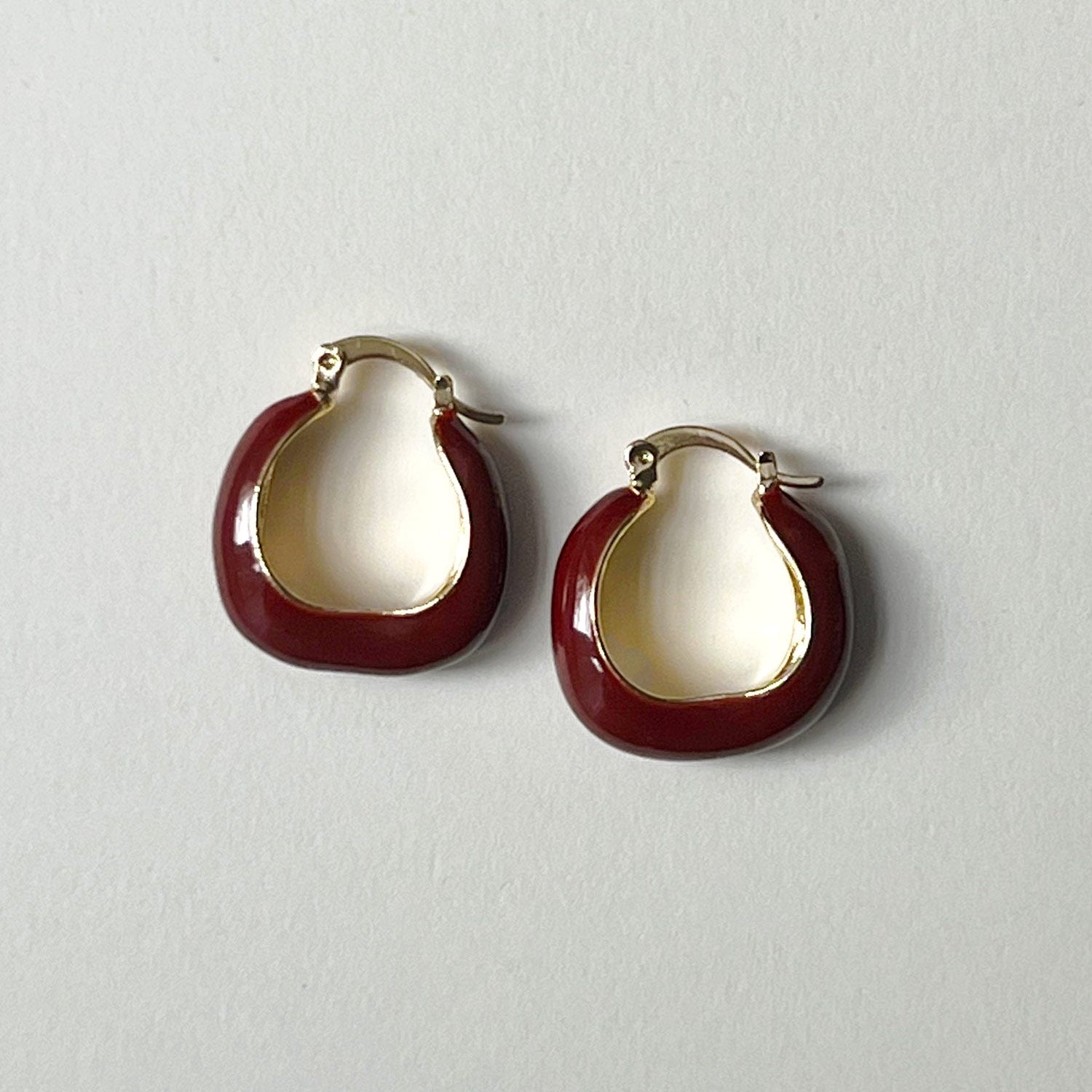 Boucles d'oreilles en émail rouge vin élégantes