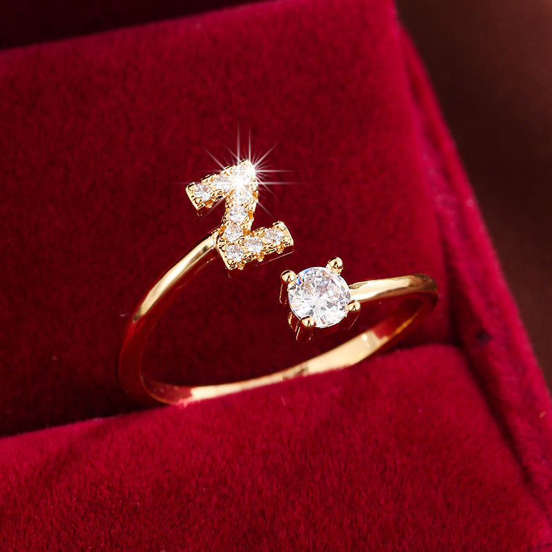 Nova – Bague ouverte moderne avec initiale et zircon