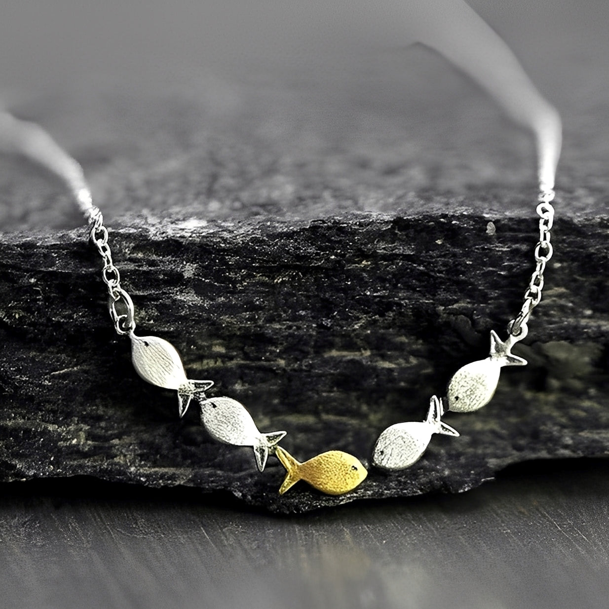 Amandine – Collier élégant de poisson doré