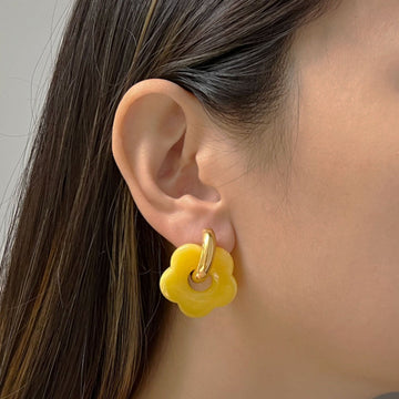 Anneaux de donut jaunes avec pendentif de fleur