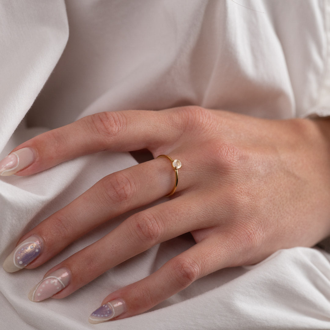 Heba - Bague dorée avec pierre de lune