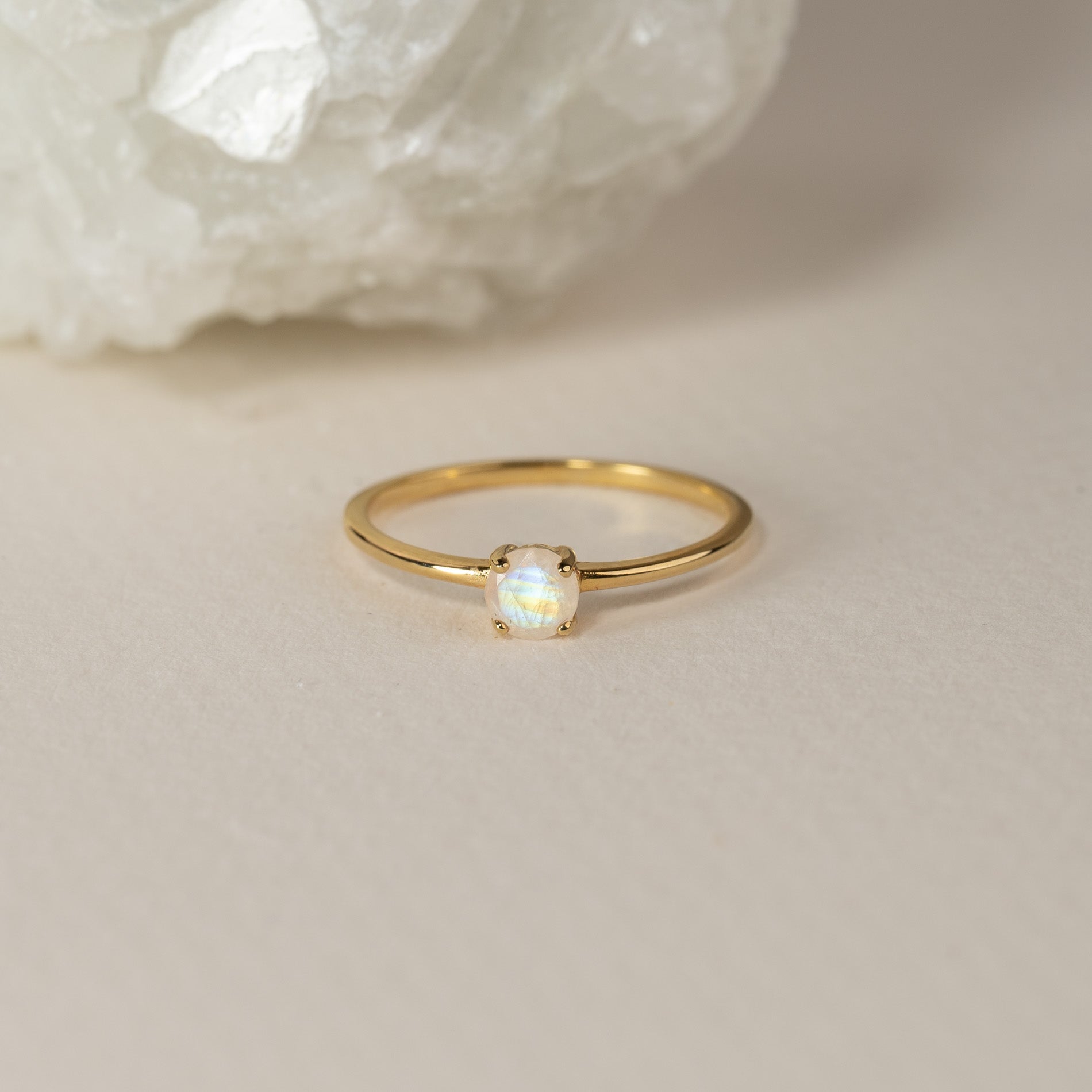 Heba - Bague dorée avec pierre de lune