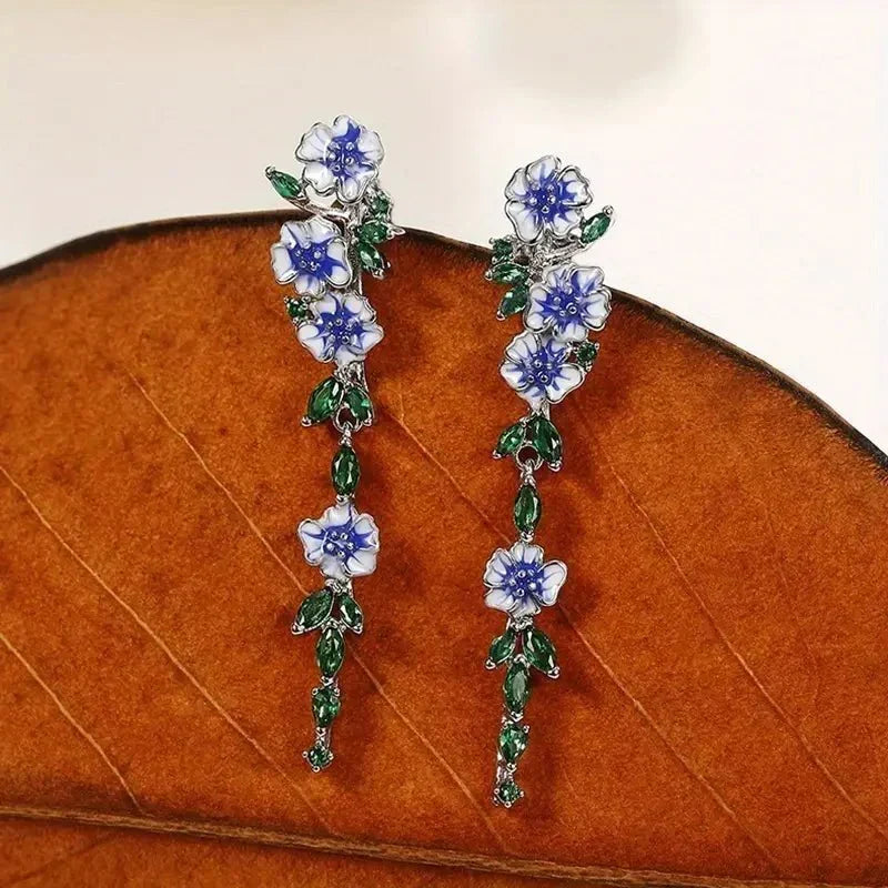 Yara – Boucles d'oreilles pendantes de fleurs bleues
