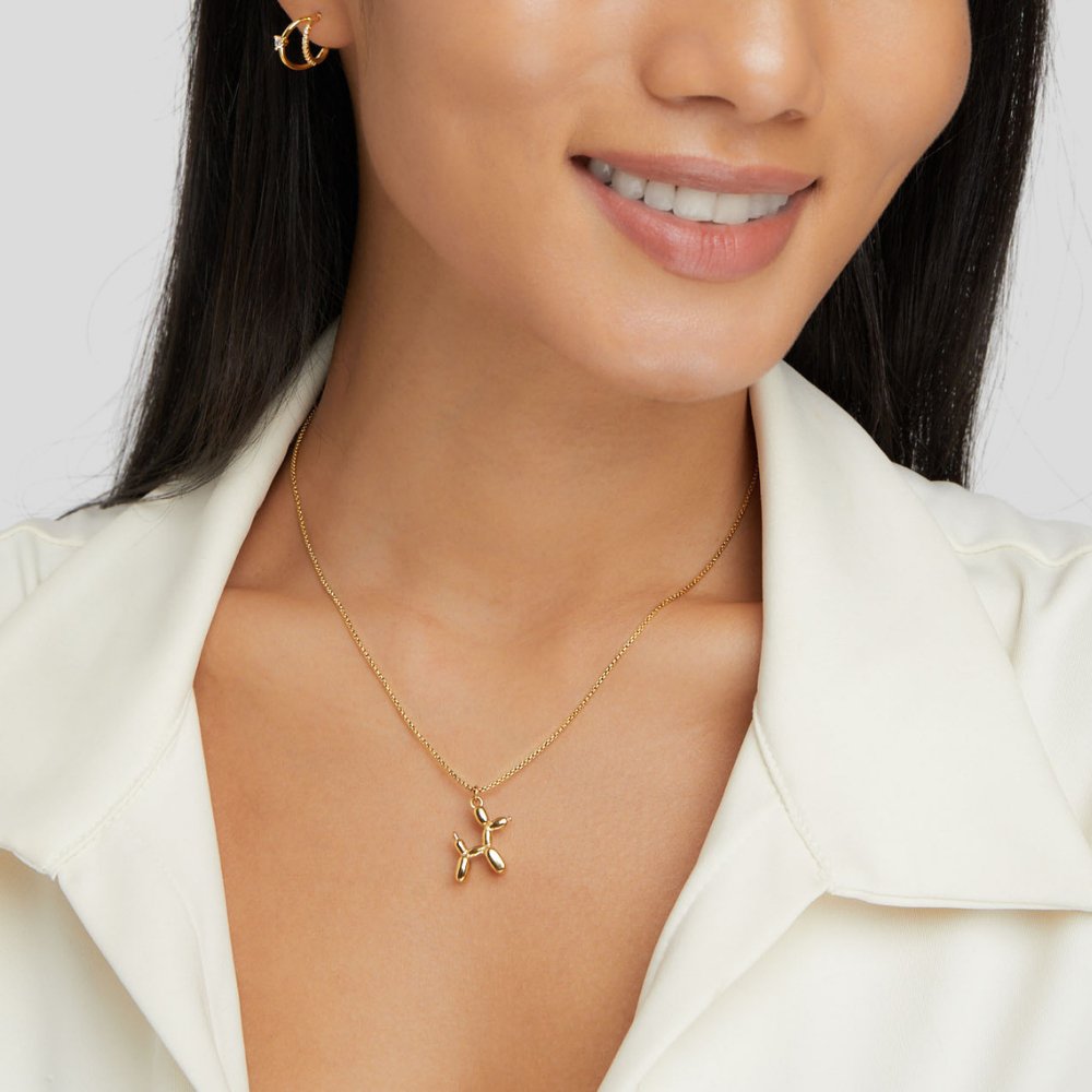 Nerina – Collier avec pendentif chien et ballon doré