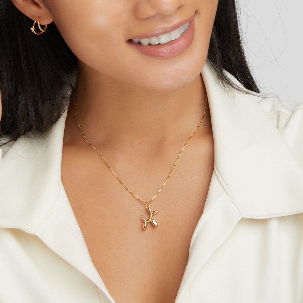 Nerina – Collier avec pendentif chien et ballon doré