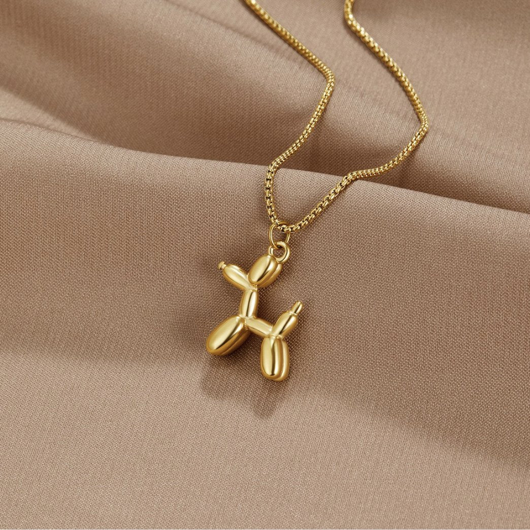 Nerina – Collier avec pendentif chien et ballon doré