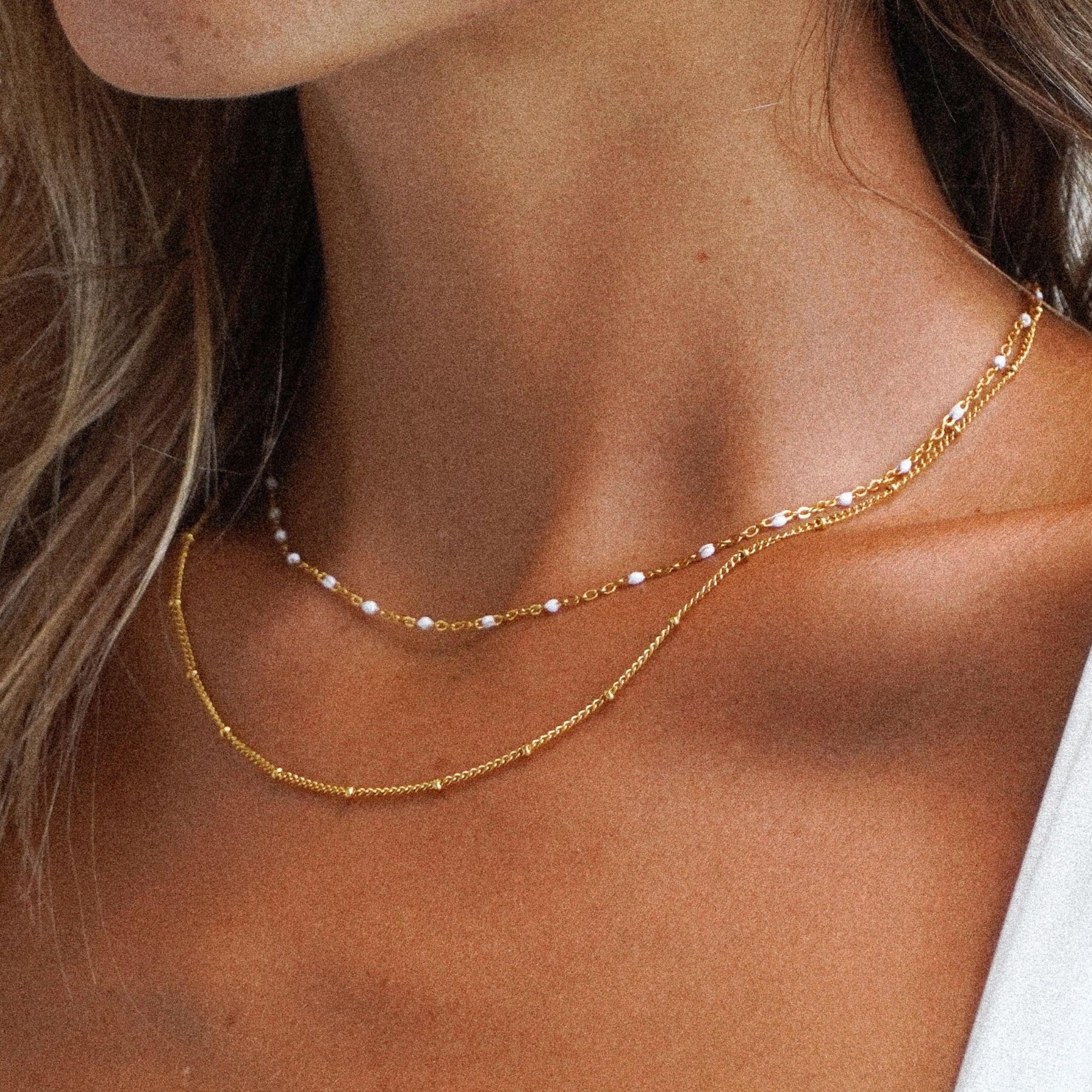 Aveline – Collier double avec perles dorées et émail